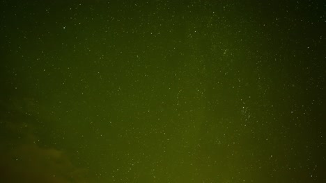 Hermosa-Aurora-Boreal-Brillando-En-Un-Cielo-Nocturno-Estrellado-Con-Meteoritos-Cayendo