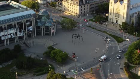 Einzigartiges-Design-Einer-Spinnenstatue-In-Der-Innenstadt-Von-Ottawa-In-Der-Nähe-Eines-Modernen-Gebäudes,-Kanada