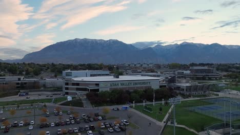 Pullback-aerial-reveal-of-Utah-Valley-University-in-Orem,-Utah