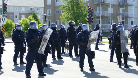 Die-Polizei-Steht-In-Voller-Montur,-Um-Die-Proteste-Beim-G7-Gipfel-In-Québec,-Kanada,-Niederzuschlagen