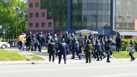 Polizisten-Und-Soldaten-Marschierten,-Um-Die-Anti-G7-Gipfel-Demonstranten-Zu-Schützen
