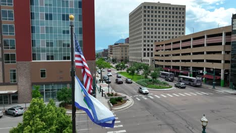 Amerikanische-Und-Colorado-Springs-Flagge-Wehen-In-Der-Innenstadt