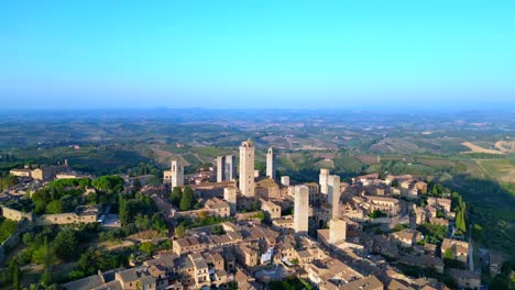 Wunderschöner-Flug-Von-Oben-Aus-Der-Luft,-San-Gimignano,-Mittelalterliche-Hügelturmstadt,-Toskana,-Italien