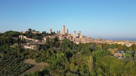 Majestätische-Luftaufnahme-Von-Oben-Flug-San-Gimignano-Mittelalterliche-Hügelturmstadt-Toskana-Italien