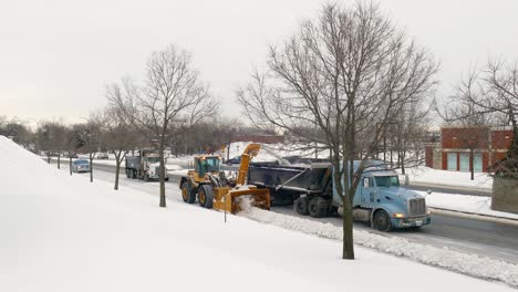 Tractor-Quitando-Nieve-Y-Transportado-En-Camión-Para-Limpieza-De-Carreteras.