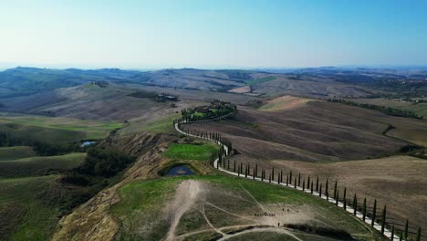 Bonita-Vista-Aérea-Superior-Vuelo-Italia-Cipreses-Camino-Callejón-Rural-Toscana