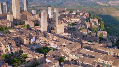 Perfekter-Flug-Von-Oben-Aus-Der-Luft,-San-Gimignano,-Mittelalterliche-Hügelturmstadt,-Toskana,-Italien
