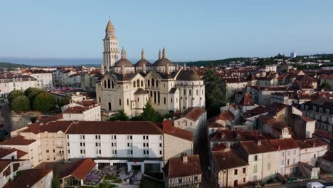 Aerial-view-of-Périgueux-and-Saint-Front-Cathedral-at-sunrise-on-the-banks-of-the-Isle-River,-Romanesque-building-in-summer,-Dordogne