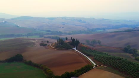 Fantástica-Vista-Aérea-Superior-Casa-De-Vuelo-Atmósfera-Matinal-Rural-Entorno-Idílico-Toscana-Italia