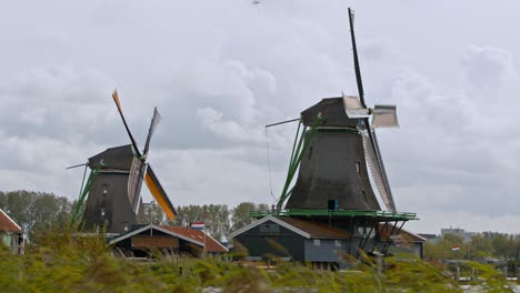Historische-Holländische-Windmühlen-Drehen-Sich-Um-Die-Ländliche-Natur-In-Amsterdam,-Niederlande