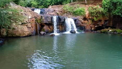 Blick-Von-Oben-Auf-Eine-üppig-Grüne-Lagune-Mit-Einem-Kleinen-Kristallklaren-Wasserfall
