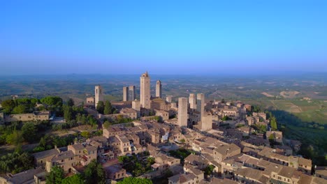 Atemberaubender-Flug-Von-Oben-Aus-Der-Luft,-San-Gimignano,-Mittelalterliche-Hügelturmstadt,-Toskana,-Italien