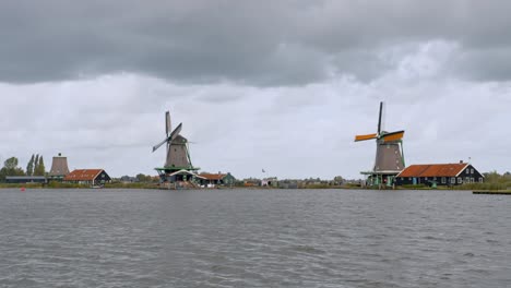 Bewölkter-Himmel-über-Windmühlen-In-Amsterdam,-Südholland,-Niederlande