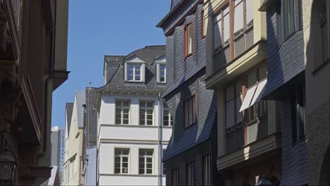 The-narrow-streets-of-the-Altstadt-,-Frankfurt-city,-Germany