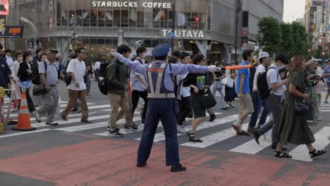 Shibuya-Crossing-Tokyo-Japan,-Police-Officer-directs-traffic