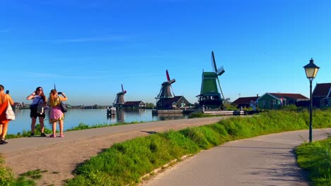 A-sunny-day-in-Zaanse-Schans,-Netherlands---Tourists-are-taking-pictures-in-Zaanse-Schans,-Netherlands