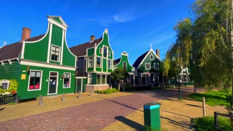 Typische-Niederländische-Traditionelle-Dorfstraße-Mit-Häusern-In-Holzarchitektur