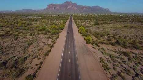 Lange-Wüstenstraße,-Die-Direkt-Zu-Den-Bergen-In-Der-Trockenen,-Kargen-Landschaft-Arizonas-Führt
