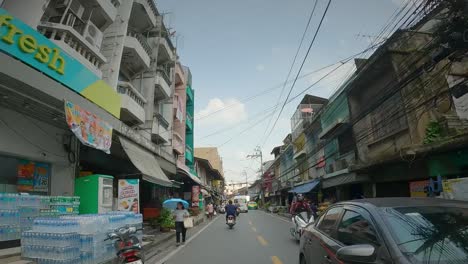 POV-De-Un-Turista-Conduciendo-Un-Ciclomotor-Por-Las-Calles-Locales-De-Bangkok,-Tailandia