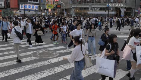 Menschenmenge,-Die-über-Shibuya-Läuft-Und-Tokio,-Japan,-überquert
