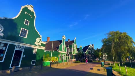 Beautiful-outer-view-of-the-houses-in-Zaanse-Schans,-Netherlands---a-breathtaking-tourist-attraction-near-Amsterdam