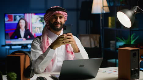 Arabischer-Mann-Chattet-Online-Mit-Freunden
