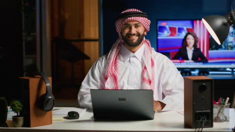 Hombre-árabe-Sonriente-Escribiendo-En-La-Computadora-Portátil