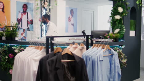 Einzelhandelsassistentin-In-Einer-Modeboutique