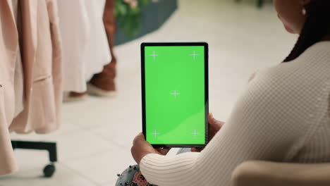 SH-shop-client-with-green-screen-tablet