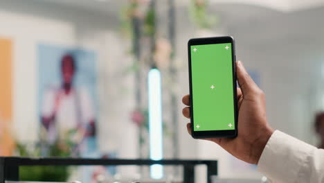 Green-screen-phone-in-fashion-boutique