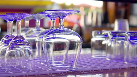 Vasos-Transparentes-Colocados-Boca-Abajo-Bajo-Luz-Azul-En-Un-Bar-Y-Evento