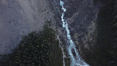 Wasserfall-In-Den-Bergen-Näherte-Sich-Der-Neigung