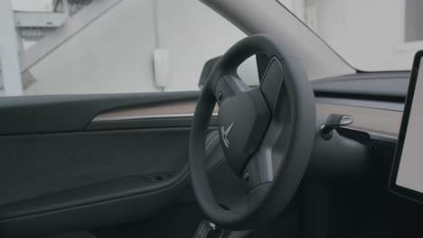 Tesla-Model-Y-Beendet-Den-Ladevorgang-Und-Steigt-Ins-Auto
