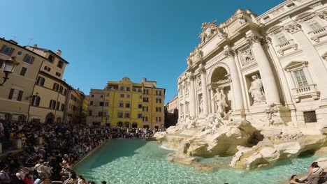 Piazza-Di-Trevi-An-Einem-Anstrengenden-Tag-In-Rom