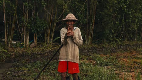 Ein-Glücklicher-Bauer-Zeigt-In-Den-Reisfeldern-Von-Bali-Einen-Daumen-Nach-Oben