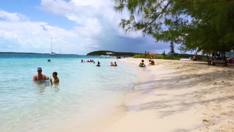 Esta-Es-Una-Toma-Estática-De-Gente-Relajándose-En-La-Famosa-Playa-Chat-&#39;n&#39;-Chill-En-Exuma,-En-Las-Bahamas.