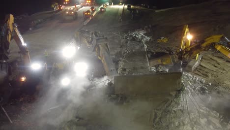Demolición-Polvorienta-De-Un-Puente-De-Carretera-Por-La-Noche-Con-Equipo-Pesado-En-Barrie,-Canadá