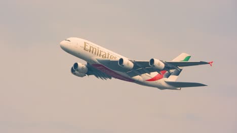 Emiratos-Airbus-A380-Despegando