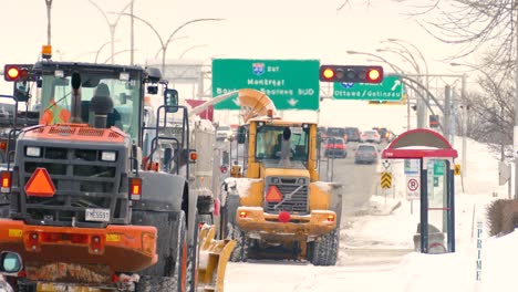 Schneetreibende-Traktoren-Und-LKW-Räumen-Nach-Einem-Schneesturm-Schnee-Auf-Der-Straße-In-Montreal