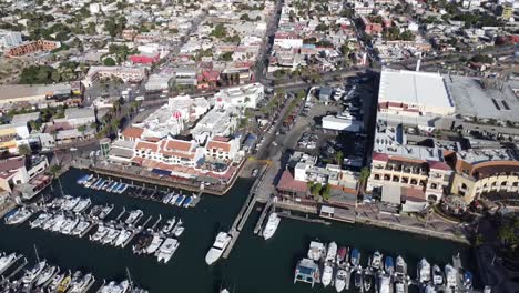 Puerto-Deportivo-De-Cabo-San-Lucas-Visto-Desde-Un-ángulo-Alto-Con-Barcos-En-El-Puerto