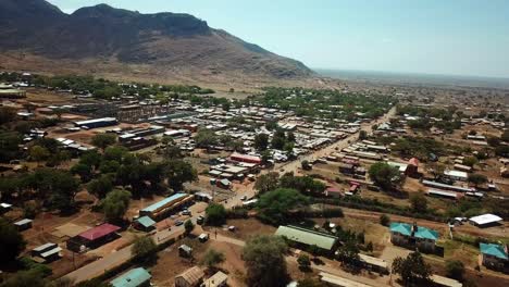 Pueblo-Rural-De-Moroto-Con-Fondo-Montañoso-En-La-Región-De-Karamoja,-Uganda,-África-Oriental