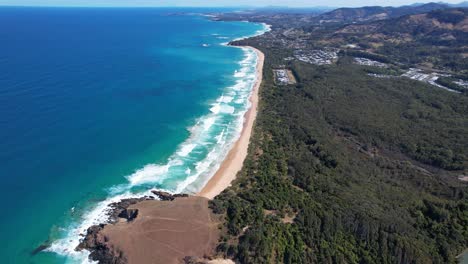 Grüne-Steilküste-Und-Saphirblauer-Strand-Mit-Türkisfarbener-Meereslandschaft-In-New-South-Wales,-Australien-–-Luftaufnahme