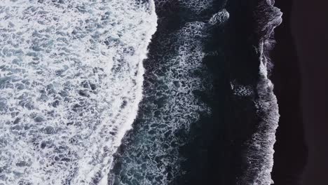 Wunderschöne-Filmische-Luftaufnahme-Von-Oben-Nach-Unten-Mit-Tiefen,-Klaren,-Blauen-Meereswellen,-Die-Zum-Ufer-Rollen