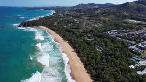 Sapphire-Beach-With-Foamy-Waves-Splashing-On-Sandy-Shore-In-NSW,-Australia---aerial-shot