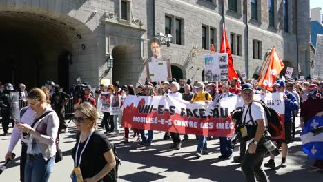 Cientos-De-Manifestantes-Con-Pancartas,-Carteles-Y-Banderas-Caminando-Por-La-Calle-Durante-La-Cumbre-Del-G7-En-Quebec,-Canadá