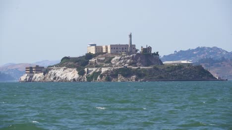 Alcatraz-Insel-Auf-Der-Anderen-Seite-Des-Wassers,-Gesehen-Vom-Fisherman&#39;s-Wharf-San-Francisco