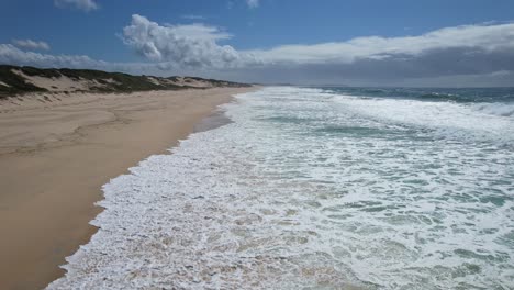 Weiße-Schaumige-Wellen-Rollen-über-Sanddünen-In-Mungo-Beach,-New-South-Wales,-Australien