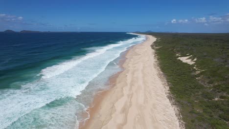 Luftaufnahme-Von-Wellen-über-Sanddünen-In-Mungo-Beach,-New-South-Wales,-Australien