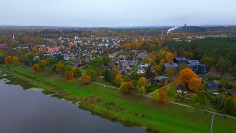 Litauisches-Dorf-Neben-Dem-Fluss-Memel-Birstonas-Während-Bewölktem-Herbsttag