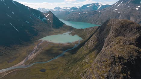 Un-Río-Fluye-A-Través-Del-Valle-Hacia-Ovre-Leirungen-Y-Se-Puede-Ver-Desde-Knutshoe,-Un-Hermoso-Paisaje-En-Noruega
